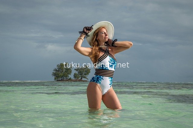 塞舌尔印度洋边美女印花连体泳衣时尚写真