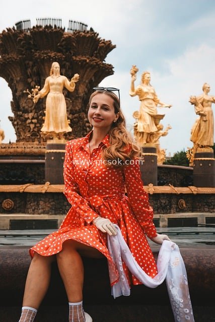 莫斯科复古红波点裙女子喷泉前微笑写真