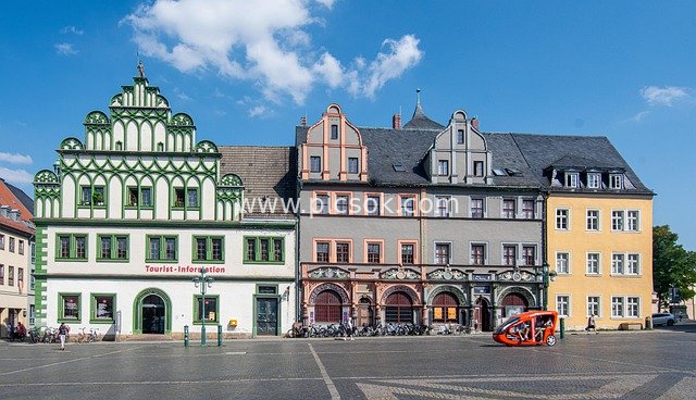 欧洲历史建筑广场 旅游信息中心与人力车