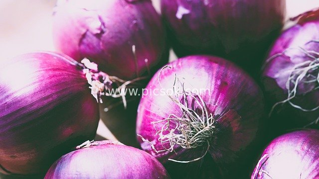 新鲜红洋葱特写 厨房烹饪健康食材背景