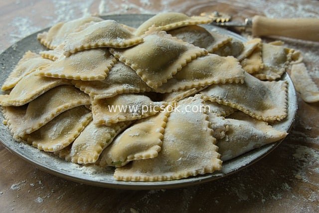 手工意大利饺子Ravioli 撒粉摆盘特写