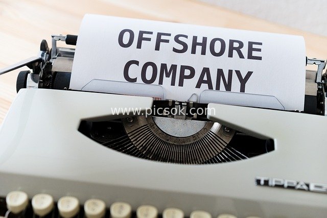 复古打字机呈现离岸公司主题的商务素材