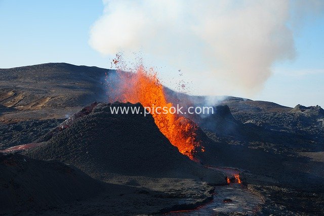 震撼火山喷发现场 熔岩奔涌烟雾弥漫