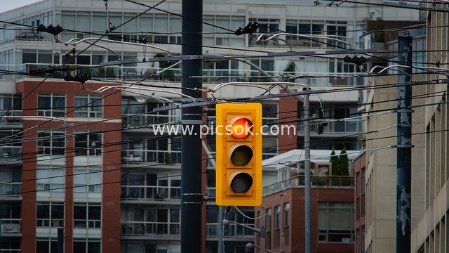 城市路口黄色交通灯 现代建筑背景场景