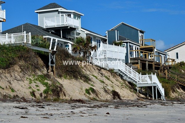 海滩侵蚀中的海滨房屋 海岸环境景观