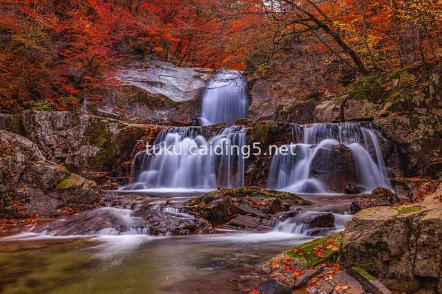 秋日红叶瀑布 唯美自然山水摄影图