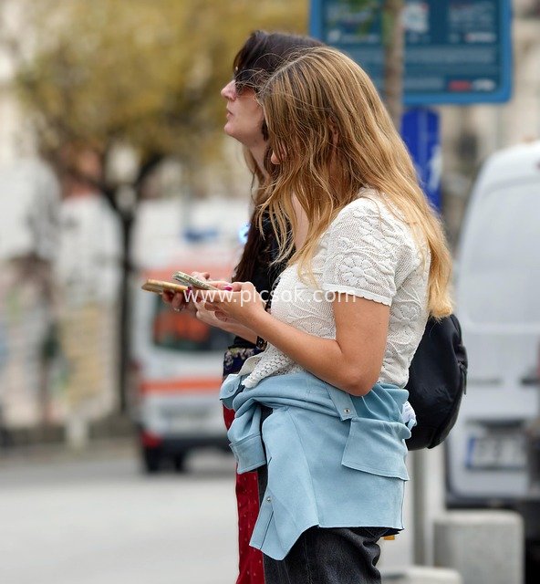 Leisure Moment of Urban Women Using Smartphones While Waiting on the Street
