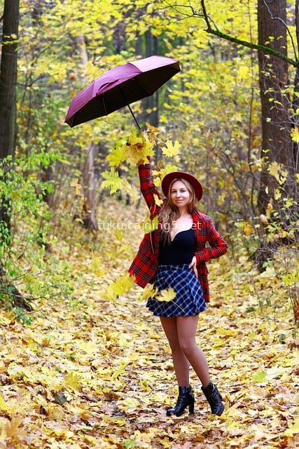 秋日公园时尚美女 格子装红伞落叶氛围感
