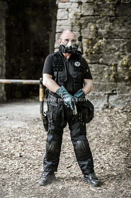 科幻末日士兵持手枪防毒面具生化场景