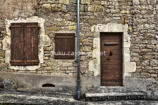 中世纪旧城镇石屋 复古木质门窗与石墙风貌