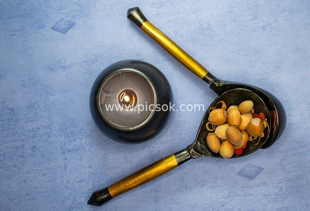 禅意静物：坚果夹与烛台的放松冥想场景