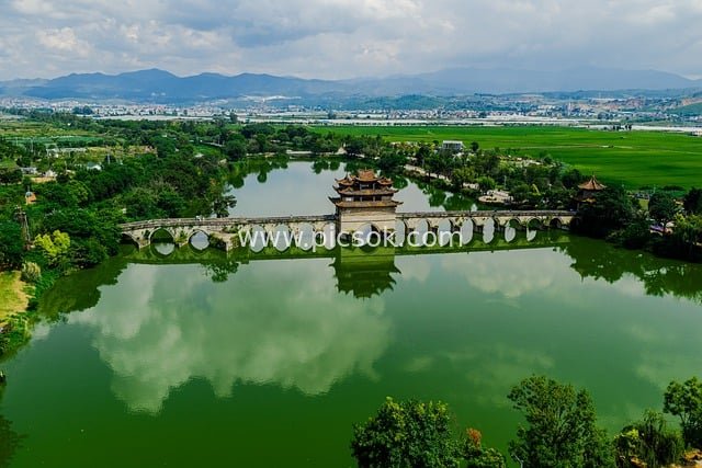 航拍云南建水双龙桥 湖泊古桥山水景观