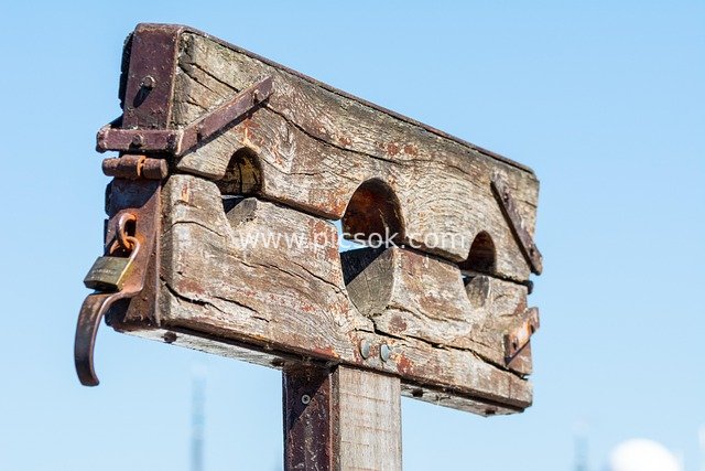 古代耻辱刑具 老旧木制枷锁的沧桑质感