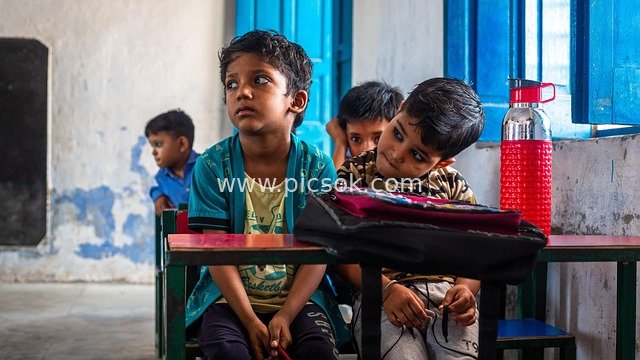 Curious Gaze and Learning Moment of Indian Schoolchildren in a Classroom