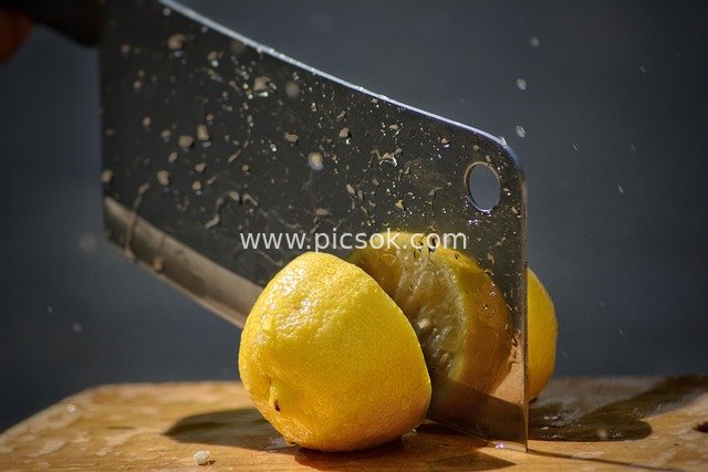 新鲜柠檬被锋利菜刀切开的厨房瞬间