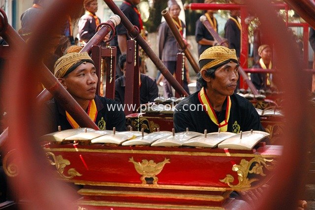 印尼爪哇传统甘美兰音乐表演场景