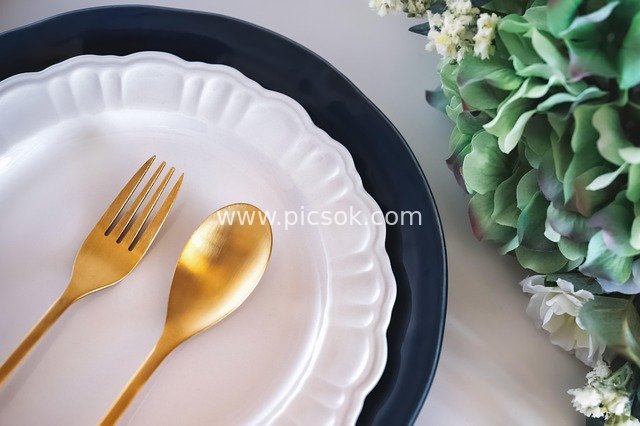 精致金色餐具摆盘 白瓷盘配金叉金勺