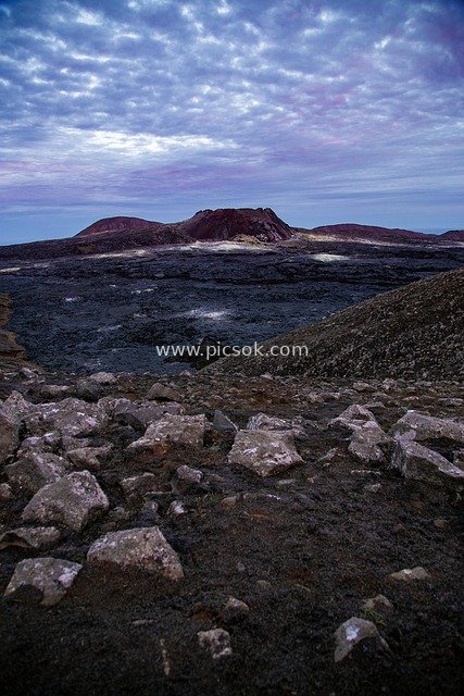 冰岛火山荒野 熔岩地貌与紫蓝天际