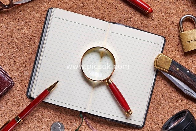 放大镜笔记本侦探调查线索证据场景图
