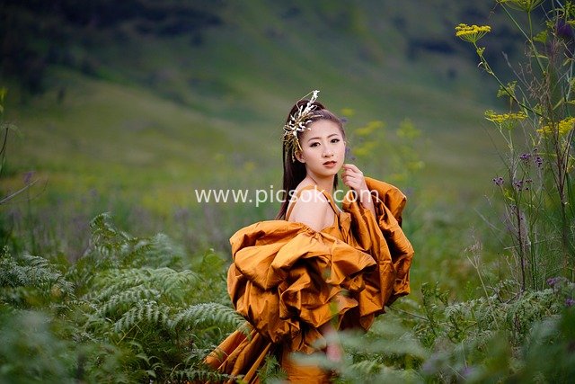 印尼爪哇Bromo草原橙裙少女自然摄影