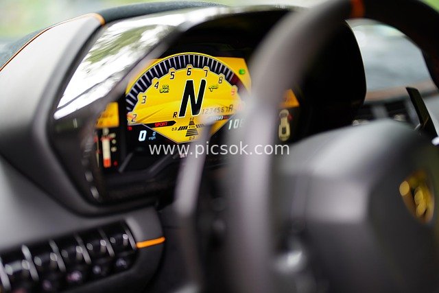 兰博基尼超跑仪表盘特写 豪华驾驶舱细节