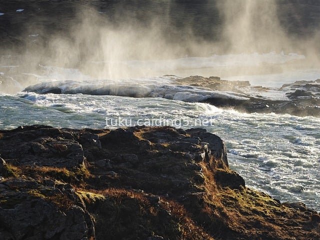 Iceland's Stunning Waterfall HD Wallpaper for Outdoor Nature Travel