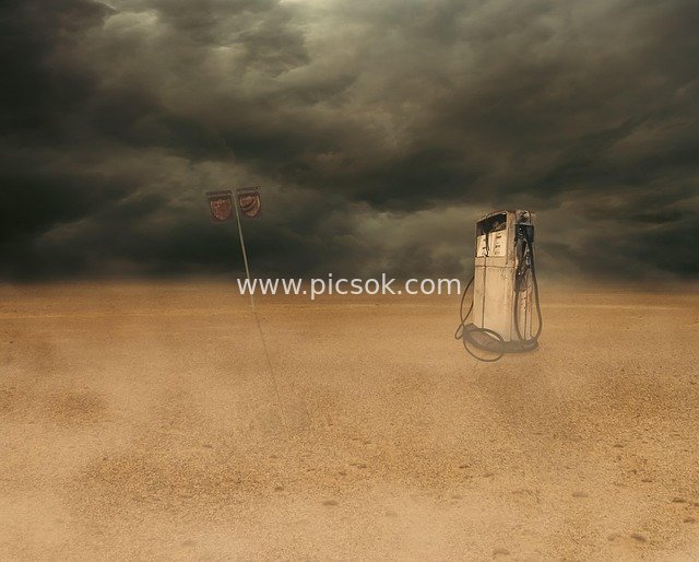 末日荒漠中的老旧加油机与阴沉风暴云