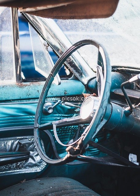 复古福特旧汽车内饰 蓝绿色方向盘车厢细节