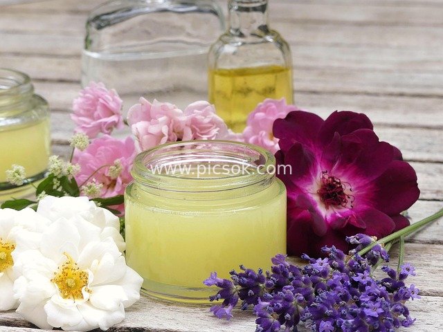 天然护肤精油面霜与鲜花玻璃容器组合