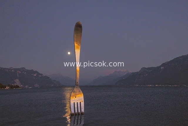 沃韦湖中巨型叉子雕塑 日落月色山水相映