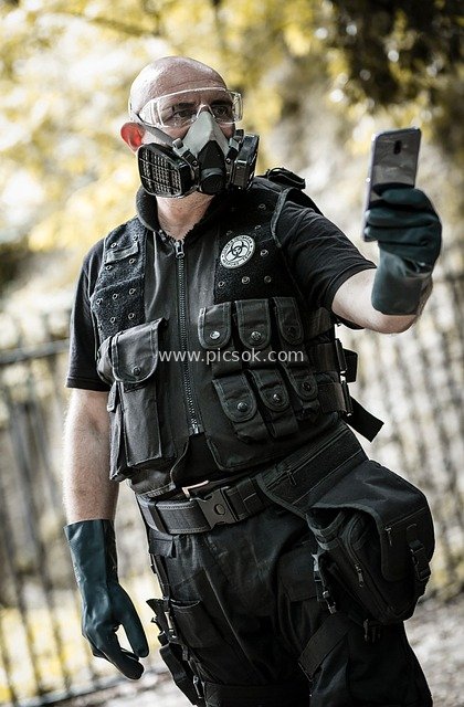 生化危机主题 防毒面具战术战士户外自拍