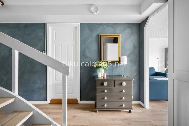 现代简约玄关设计 蓝墙木柜温馨家居场景
