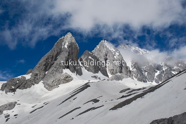 雪山尖峰雪景 蓝天云雾自然壮丽景观