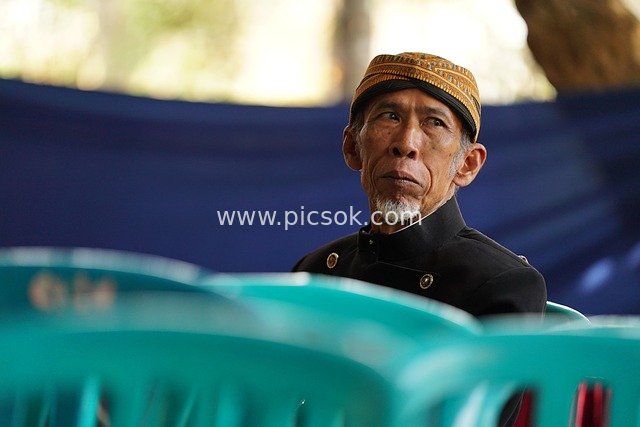 印尼爪哇传统服饰老人的沉思瞬间