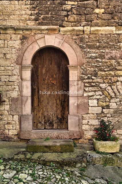 中世纪石墙古朴木门 历史建筑景观图片素材