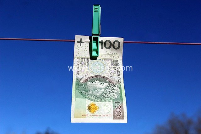 100 Polish Zloty Banknote Being Dried