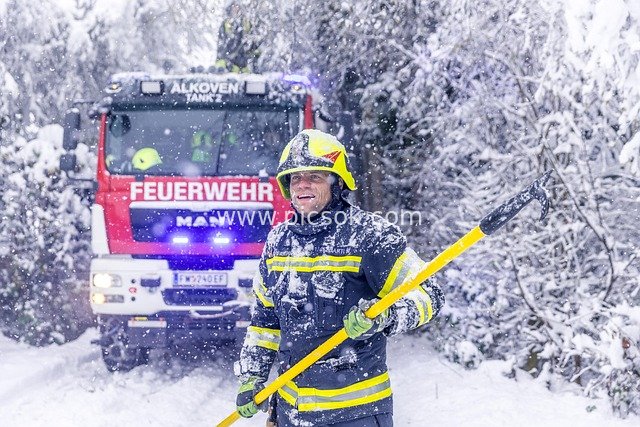 雪地救援：消防员与消防车的应急时刻
