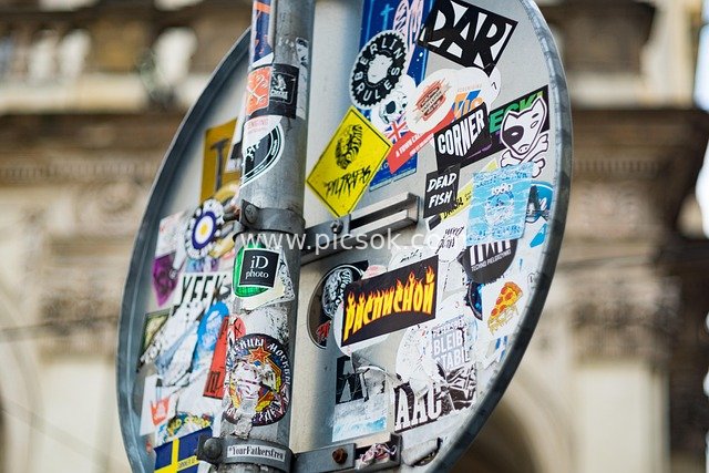 布拉格街头贴满创意贴纸的复古路牌