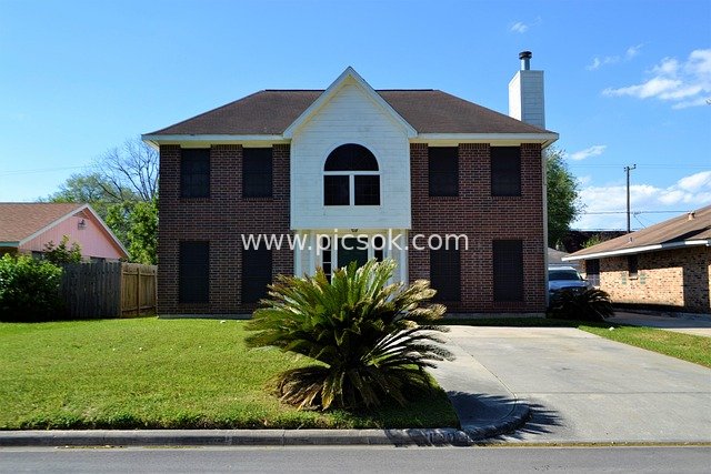 Cozy Single-Family Home in Houston Suburbs with Blue Sky and Lush Lawn