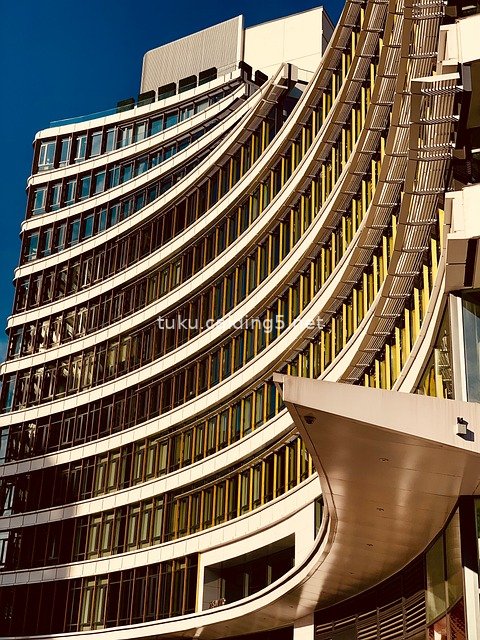 Modern Curved Building in Manhattan, New York – Urban Landmark on the Skyline