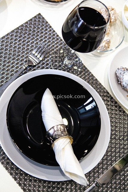 优雅西餐摆盘：红酒与精致餐具的用餐场景