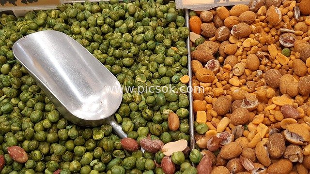 传统市集豌豆坚果零食与金属勺特写