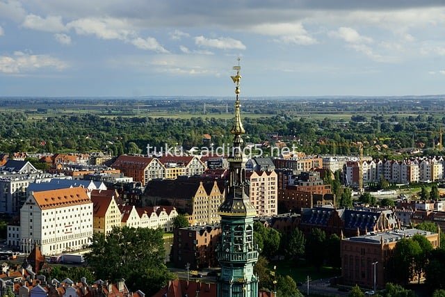 波兰城市全景 多彩建筑与教堂尖顶之美