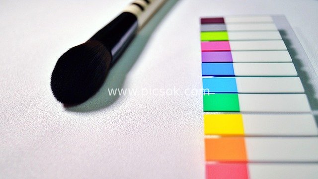 特写化妆刷与多彩贴纸 艺术设计素材
