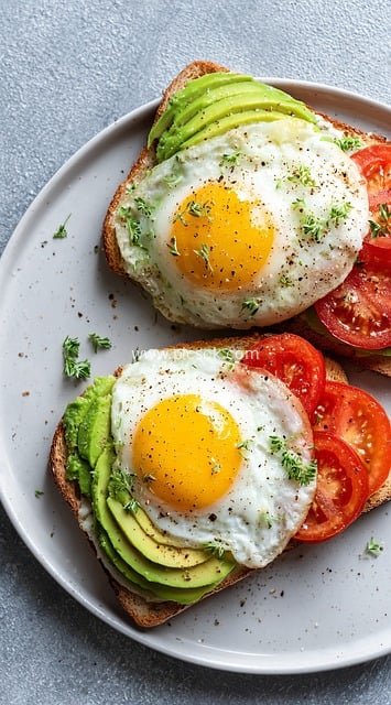 健康早餐牛油果吐司配煎蛋番茄
