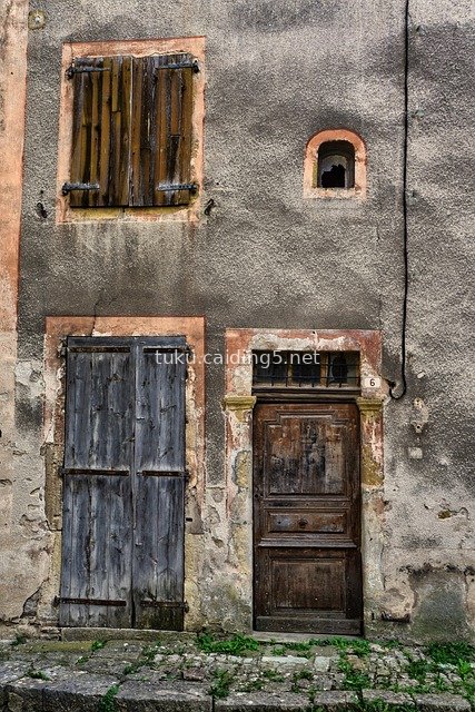 中世纪乡村老建筑：古朴门窗与石墙的时光印记
