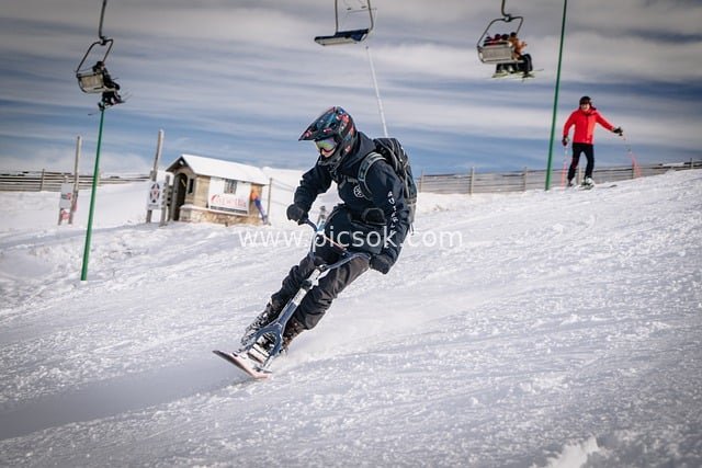 冬季滑雪自行车运动 山地雪道活力身影