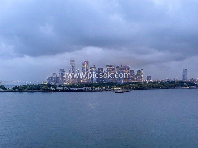 纽约曼哈顿黄昏天际线 都市建筑群滨水景观