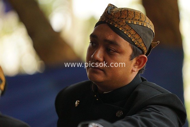 印尼爪哇苏拉卡尔塔传统服饰男子沉思场景