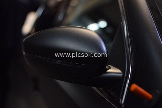 黑色汽车后视镜 专业贴膜工艺细节图